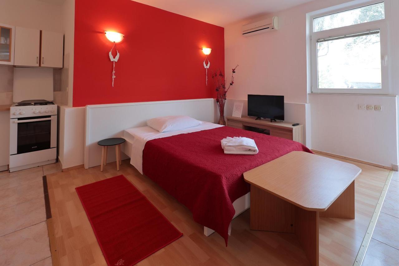 Apartments Lola Novalja Exterior photo