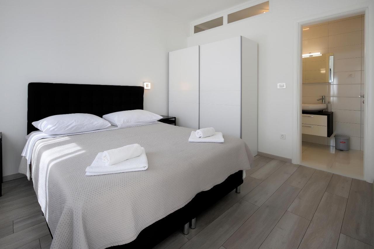 Apartments Lola Novalja Exterior photo