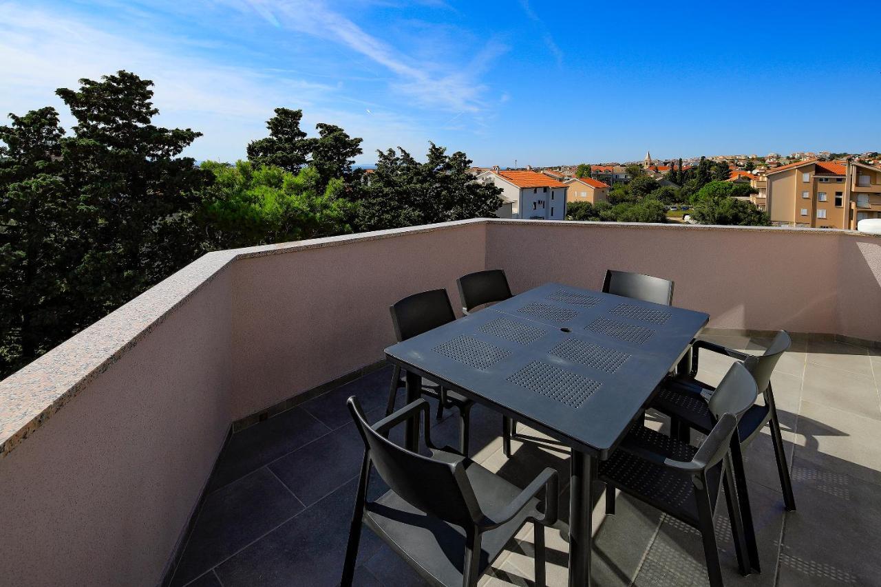 Apartments Lola Novalja Exterior photo
