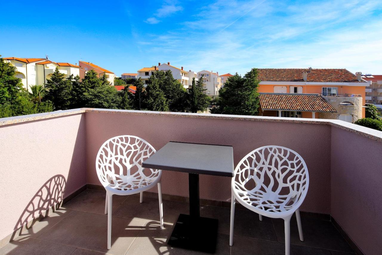 Apartments Lola Novalja Exterior photo