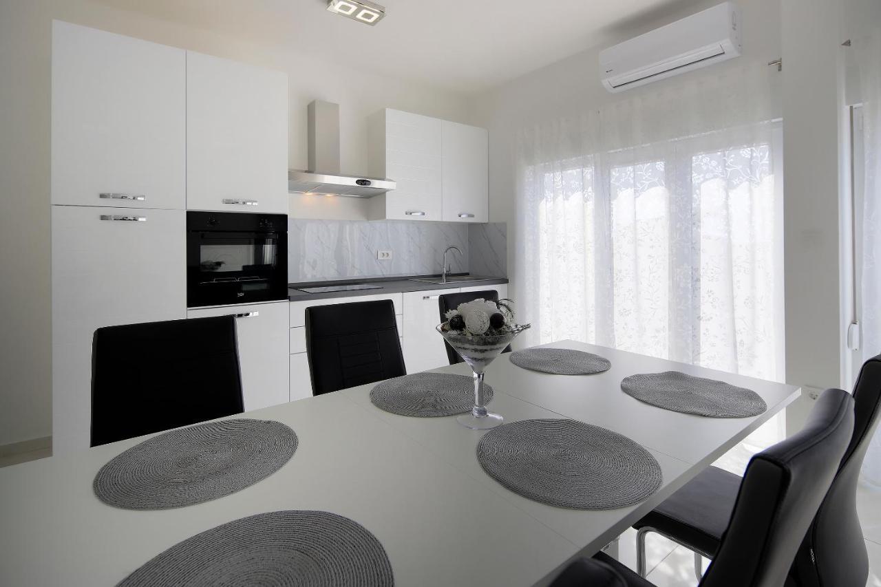 Apartments Lola Novalja Exterior photo