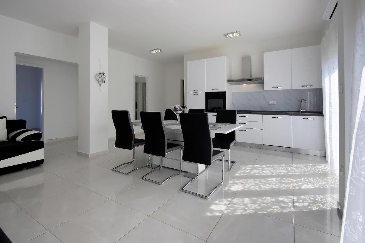 Apartments Lola Novalja Exterior photo