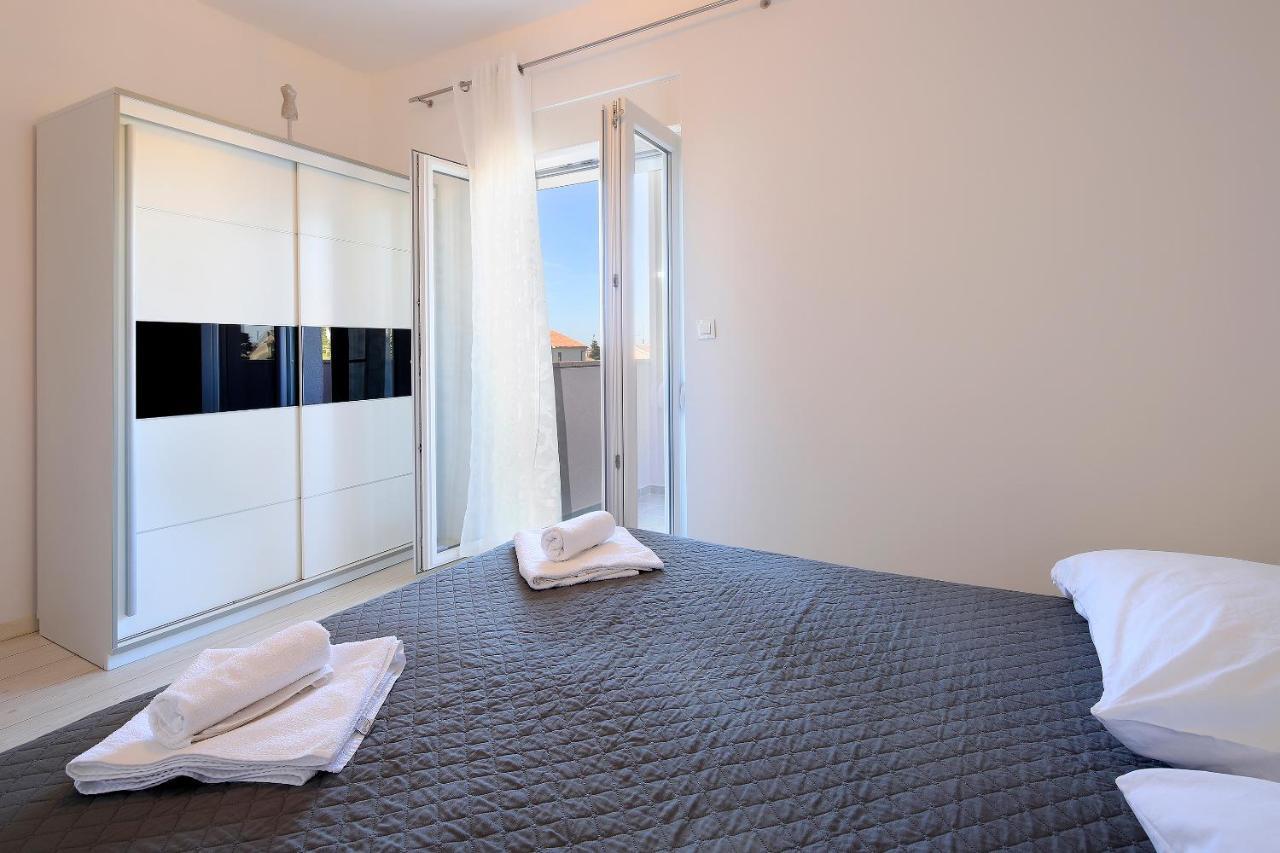 Apartments Lola Novalja Exterior photo