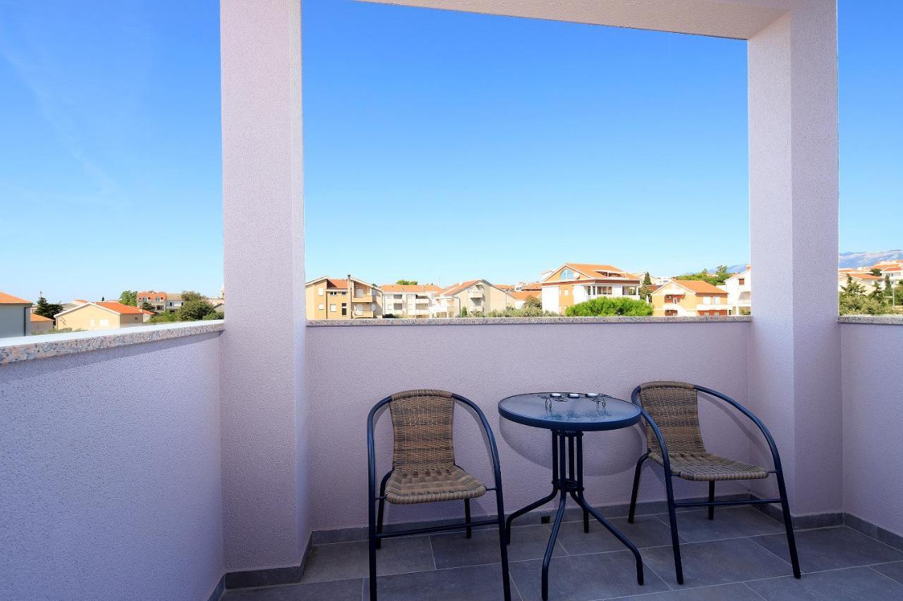 Apartments Lola Novalja Exterior photo