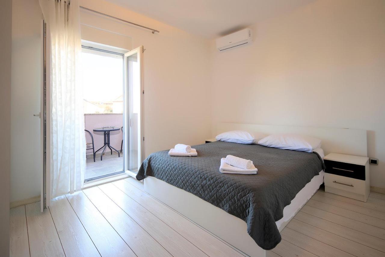 Apartments Lola Novalja Exterior photo